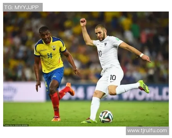 足球明星近拍视频展现球场魅力与个人风采的精彩瞬间